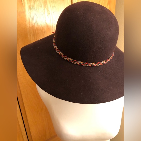 BCBG Wool hat with tri-color woven leather hatband. - Picture 2 of 7